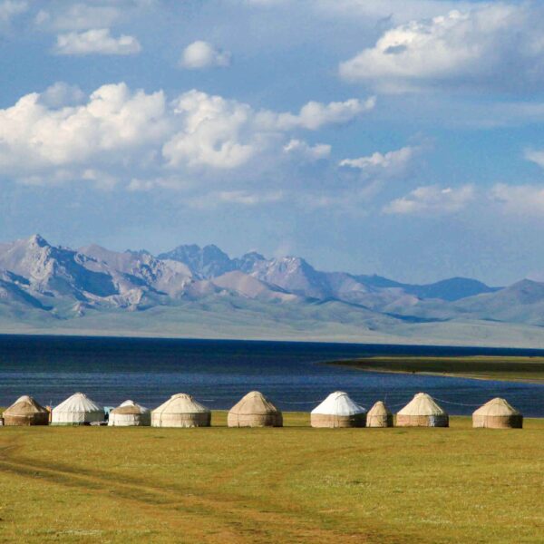 kirgistan-am-son-kul-see-im-inneren-tian-shan-gebirge-im-herzen-von-kirgistan-leben-nomaden-bis-heute-im-einklang-mit-der-natur-travel-experts-kyrgyzstan-1200x800@2x
